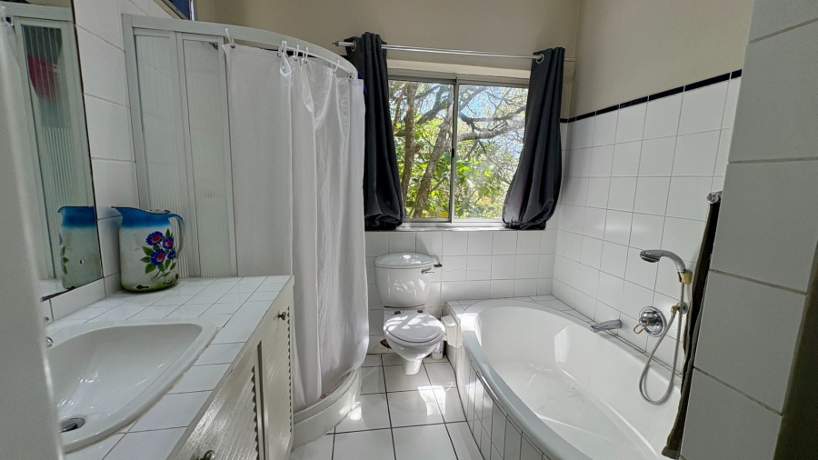 To Let 4 Bedroom Property for Rent in Bonza Bay Eastern Cape